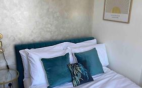 3-Bed Luxe Truro Townhouse Gem. Escape In Style!